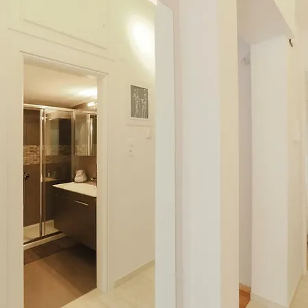 Freshly Refurbished Flat, In Koukaki Афины